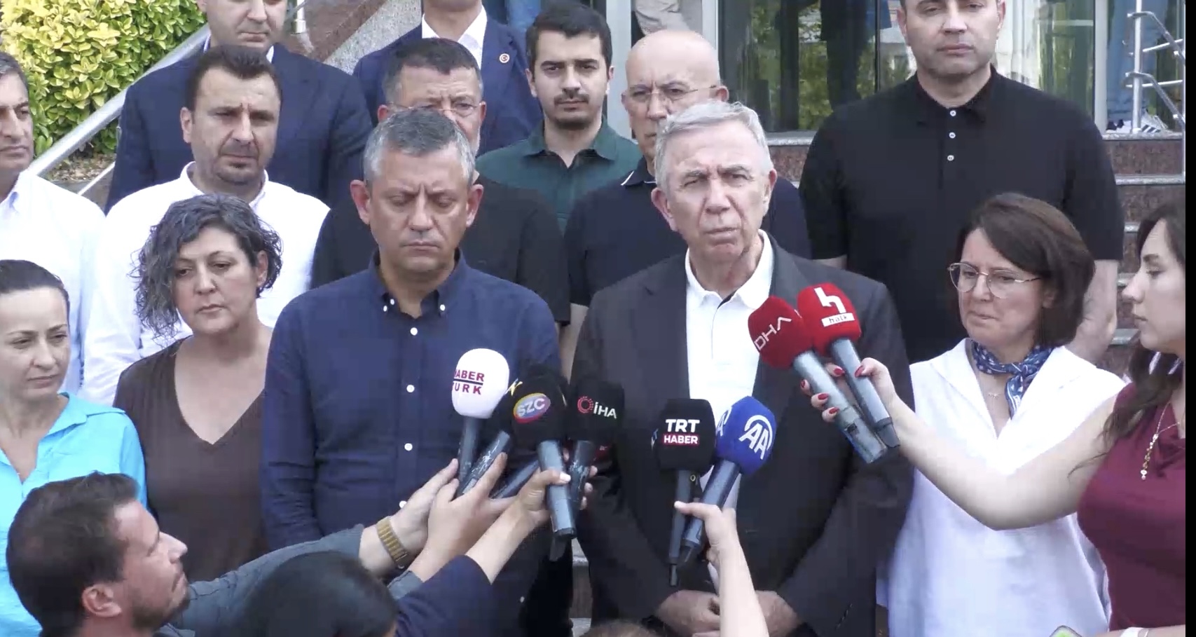 Cumhuriyet Halk Partisi Genel Başkanı Özgür Özel, Manisa’da Ankara Büyükşehir Belediye Başkanı Mansur Yavaş ile birlikte basın açıklaması yaptı.