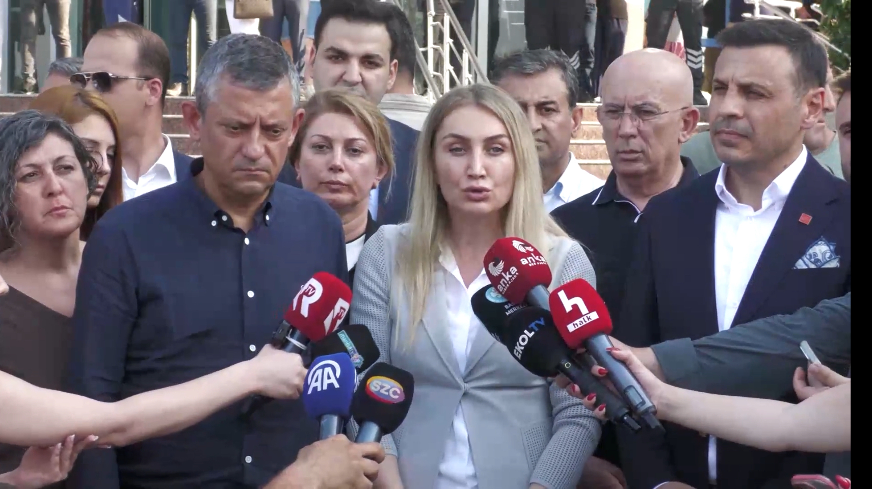 Cumhuriyet Halk Partisi Genel Başkanı Özgür Özel, Manisa Büyükşehir Belediye Başkanı Ferdi Zeyrek’in tedavi gördüğü hastanede değerlendirmelerde bulundu.