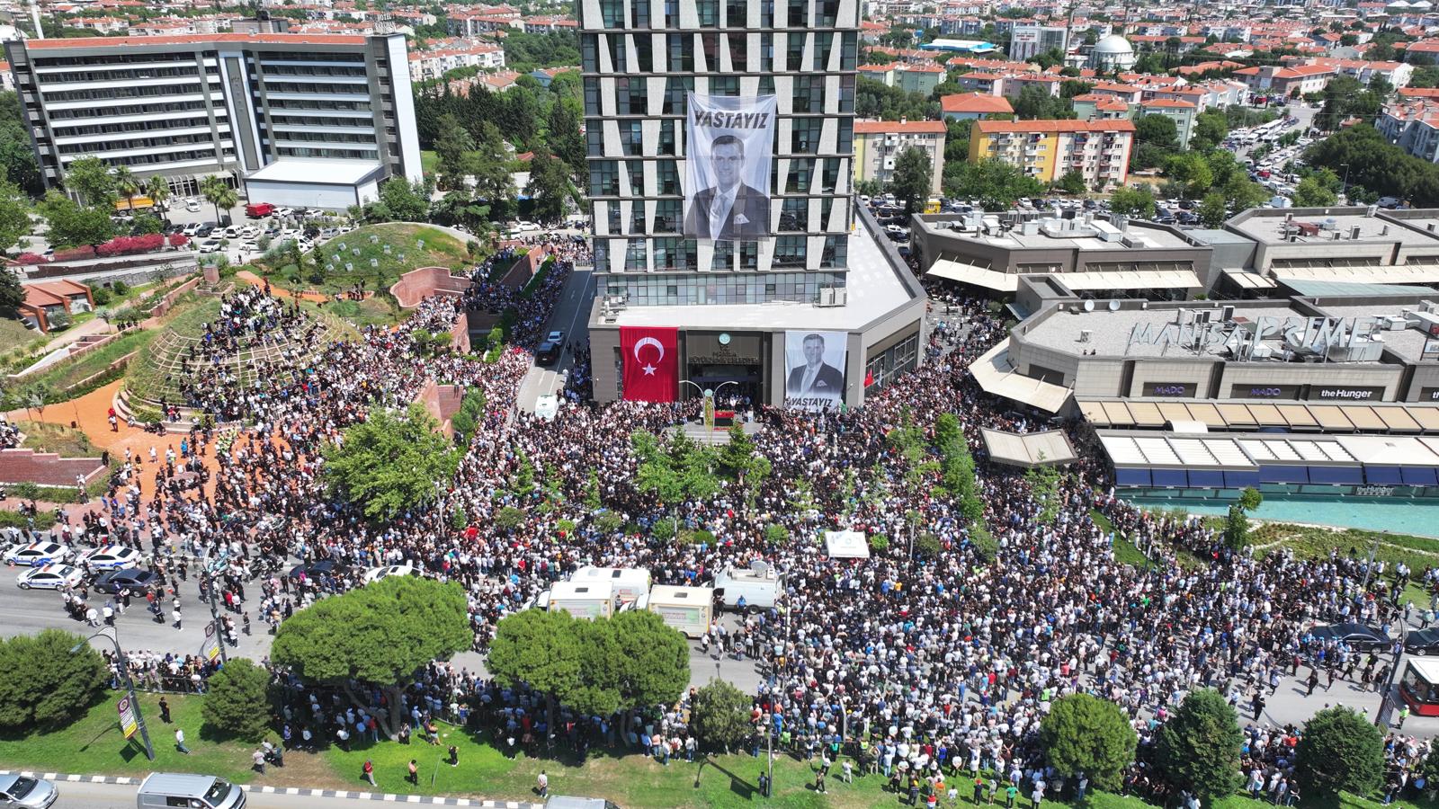 Manisa Büyükşehir Belediye Başkanı Ferdi Zeyrek için belediye önünde gerçekleştirilen cenaze töreni duygusal anlara sahne oldu.