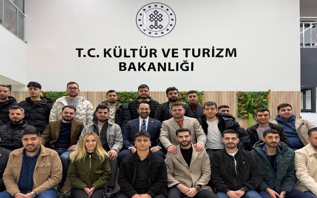 ARINÇ, GENÇLERLE KÜTÜPHANEDE BULUŞTU: SAMİMİ VE KEYİFLİ SOHBET