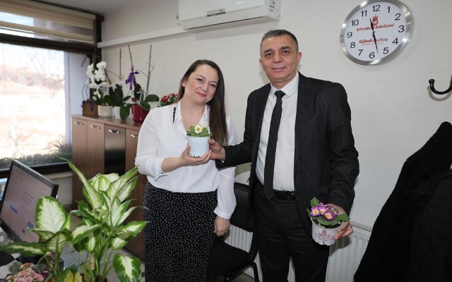 BAŞKAN ŞİMŞEK’TEN KADIN PERSONELE 8 MART ÇİÇEĞİ 