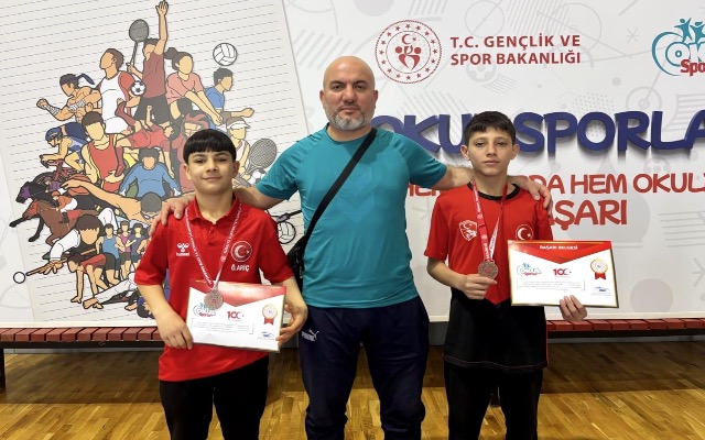 YUNUSEMRELİ YILDIZ GÜREŞÇİLERDEN İKİ BRONZ MADALYA